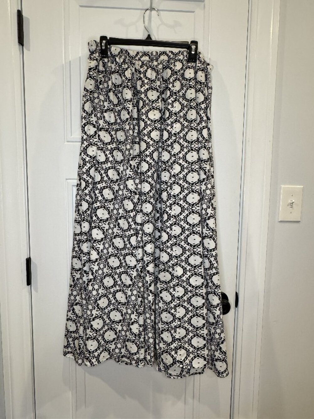 White and Black Geometric Printed Elastic Waist Maxi Skirt EUC 2xl